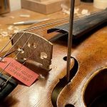 Le réglage du chevalet et de l’âme d’un violon : ne touchez à rien